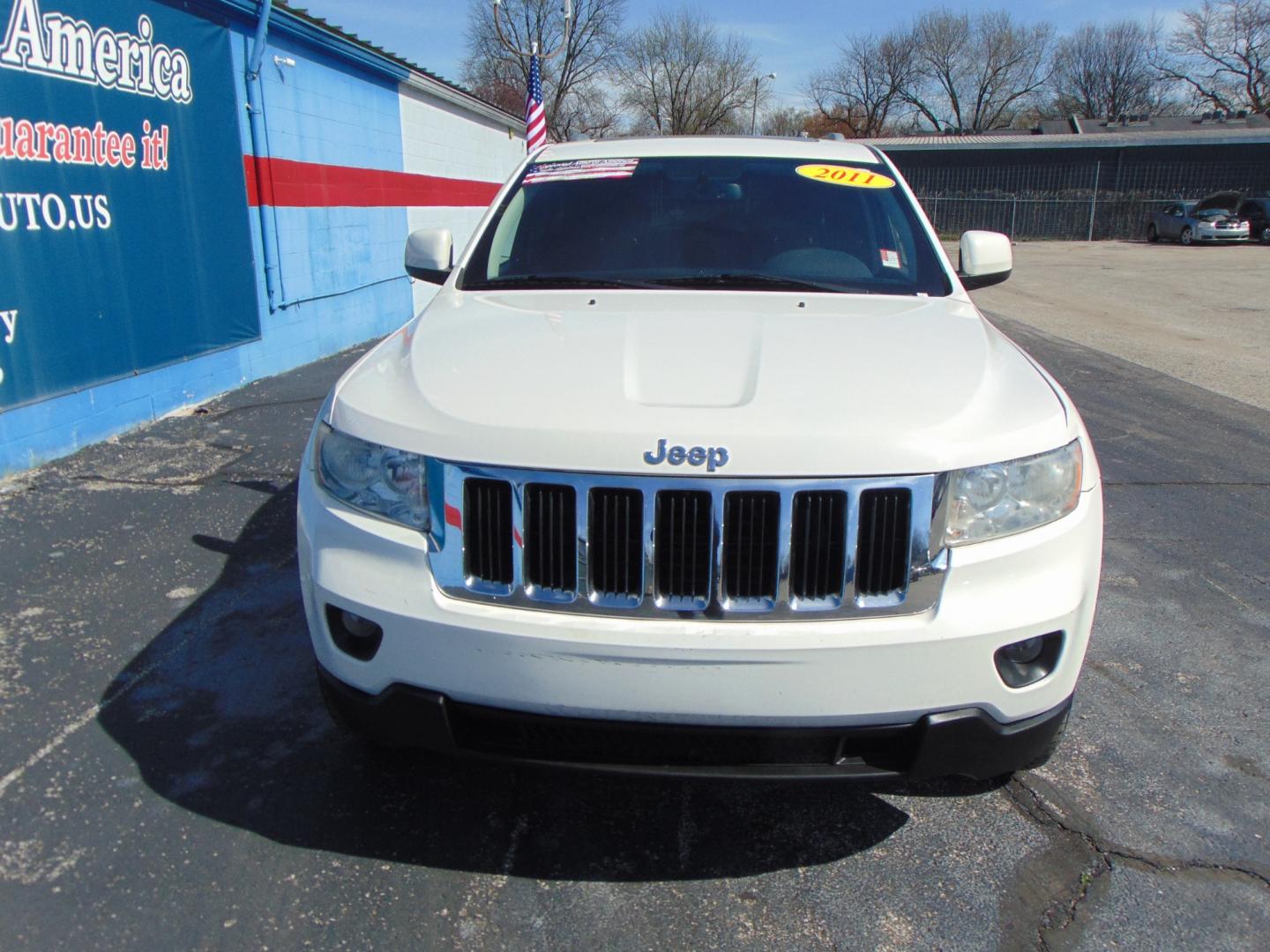 2012 White Jeep Grand Cherokee (1C4RJFAG9CC) with an V6 Flex Fuel 3.6 Liter engine, Automatic, 5-Spd transmission, located at 2105 Dixie Hwy, Louisville, KY, 40210, (502) 772-3333, 38.220932, -85.795441 - Photo#3
